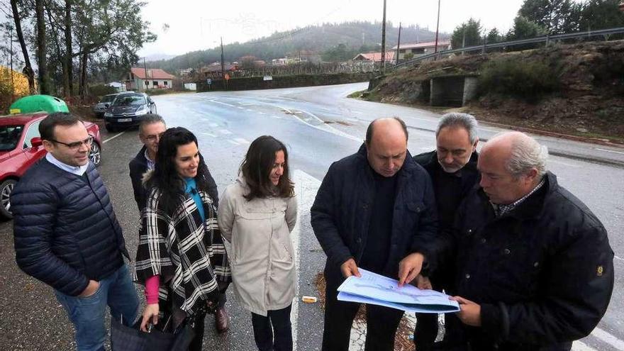 Cores Tourís y Díez visitaron la doble intersección con el alcalde y varios ediles del gobierno. // A.H.