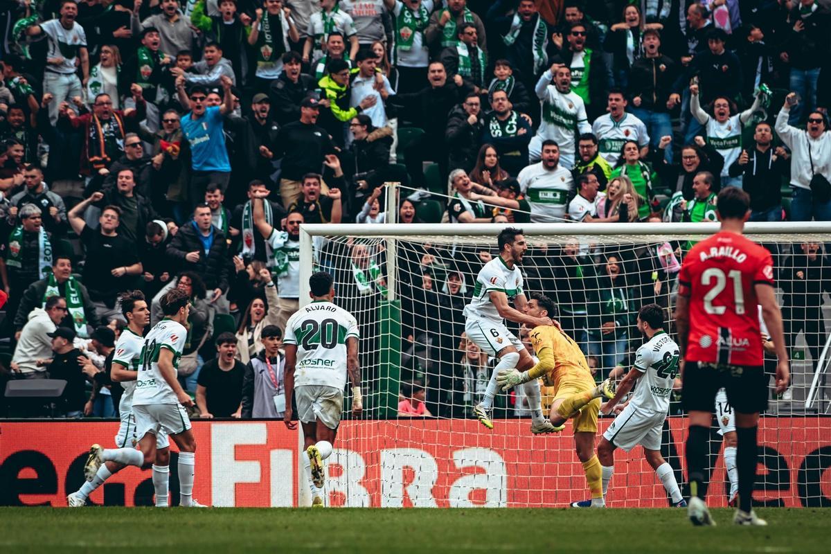 El Elche celebrando una victoria esta temporada