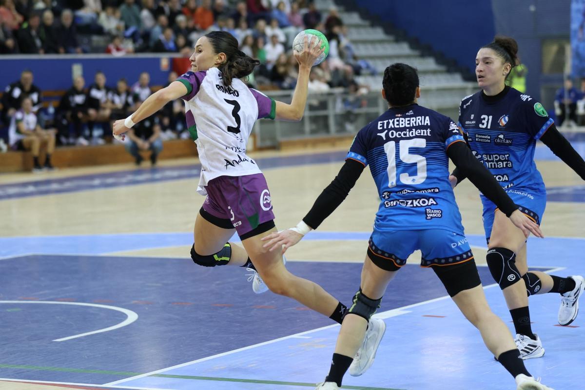 Martu Romero lanza a la portería rival.