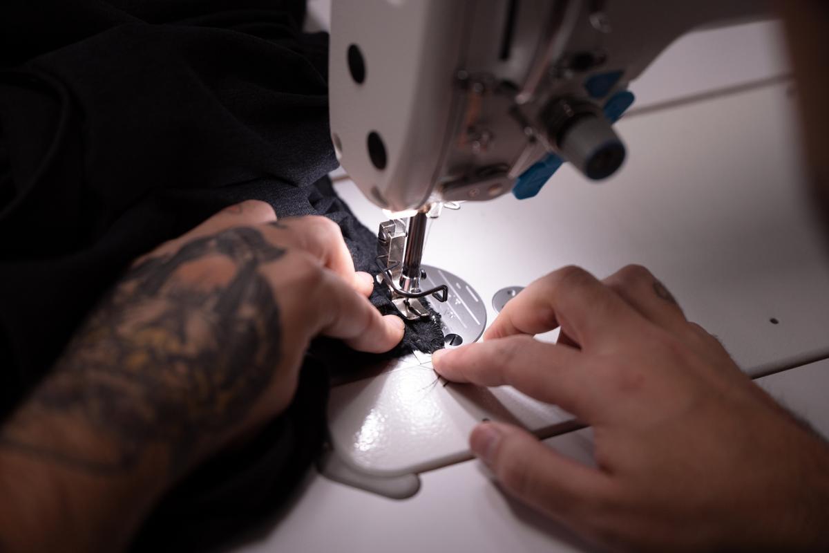 Montes aprendió a coser con un máquina que compró en Ikea.