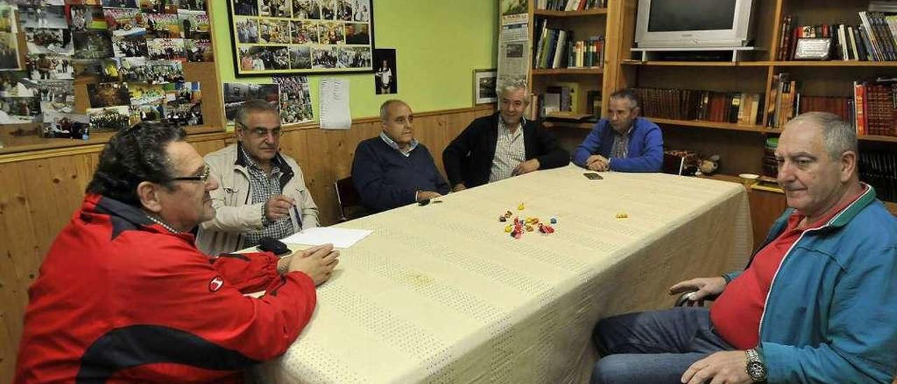 Por la izquierda, Ángel Luis Rubio, Gerardo Cruz, Adauto Moro, Ángel Pastor; José Manuel González, &quot;Maneli&quot;, y Roberto Herrero, ayer, en el local social de Santa Marina.