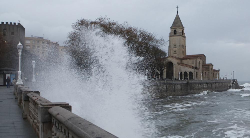 Oleaje en Gijón