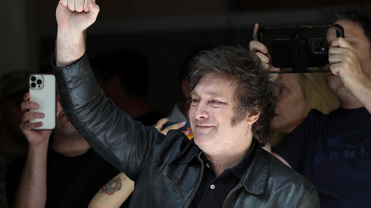 Javier Milei saluda a su salida del colegio electoral de Buenos Aires donde acudió a votar.