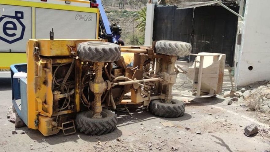 Vuelco de un tractor en un accidente laboral en Canarias. | | E.D.