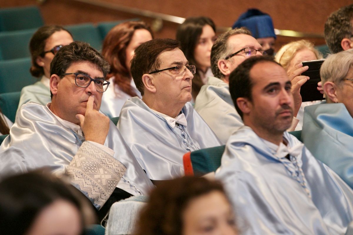 El prestigioso sociolingüista Peter Trudgill, investido doctor honoris causa en la UMU