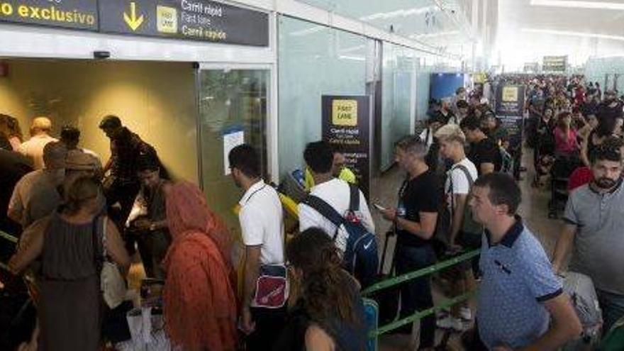 Aglomeració de passatgers en una de les terminals del Prat