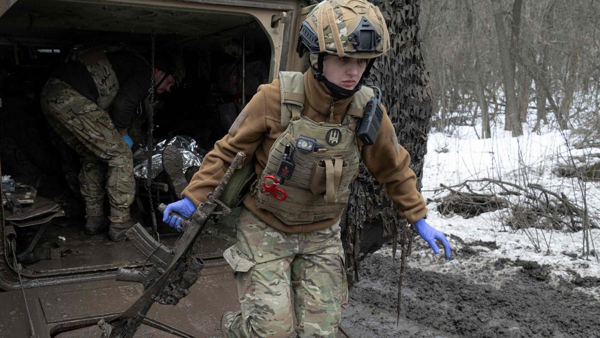 Médicos del Batallón de Lobos Da Vinci evacuan a un militar ucraniano herido cerca de la línea del frente cerca de Bakhmut, región de Donetsk.