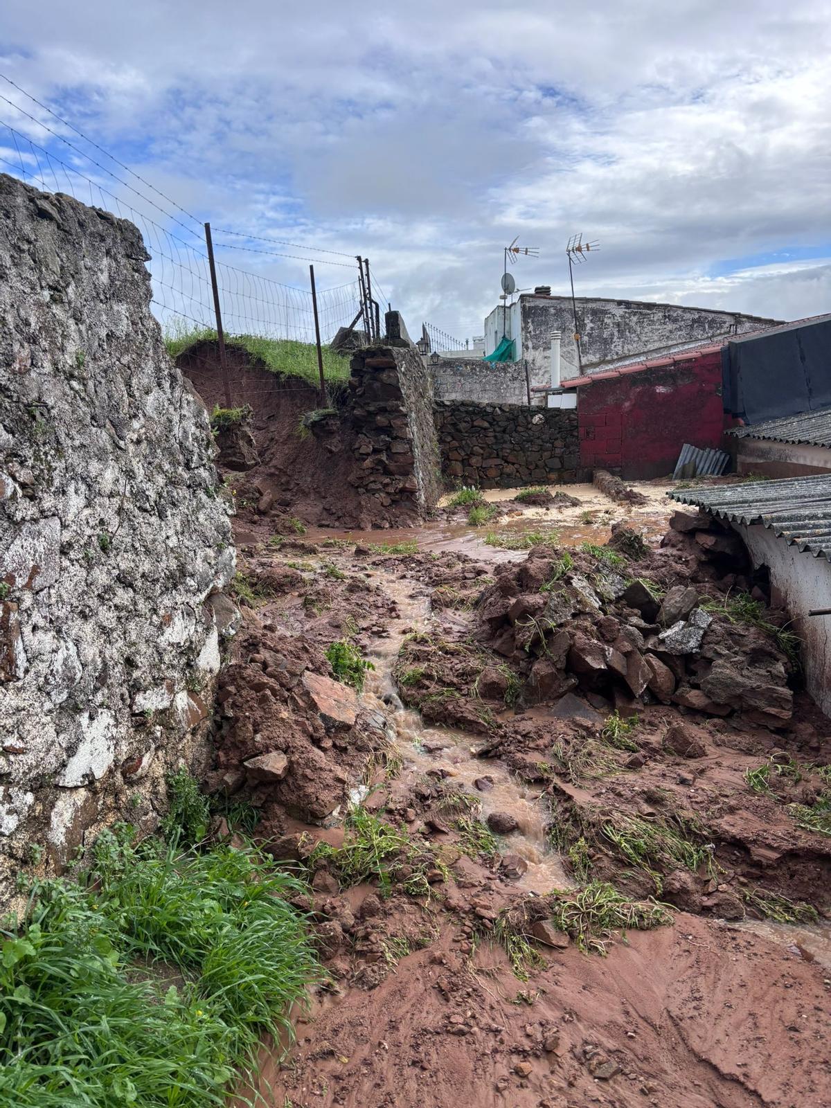 El muro que se derrumbado esta mañana en el municipio de Alconchel (Badajoz).