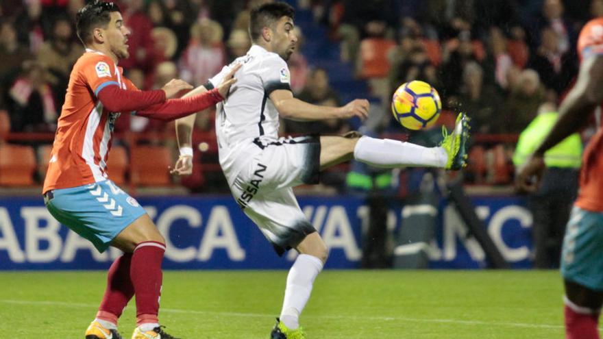 Michael Santos controla el balón en la última visita del Sporting a Lugo.