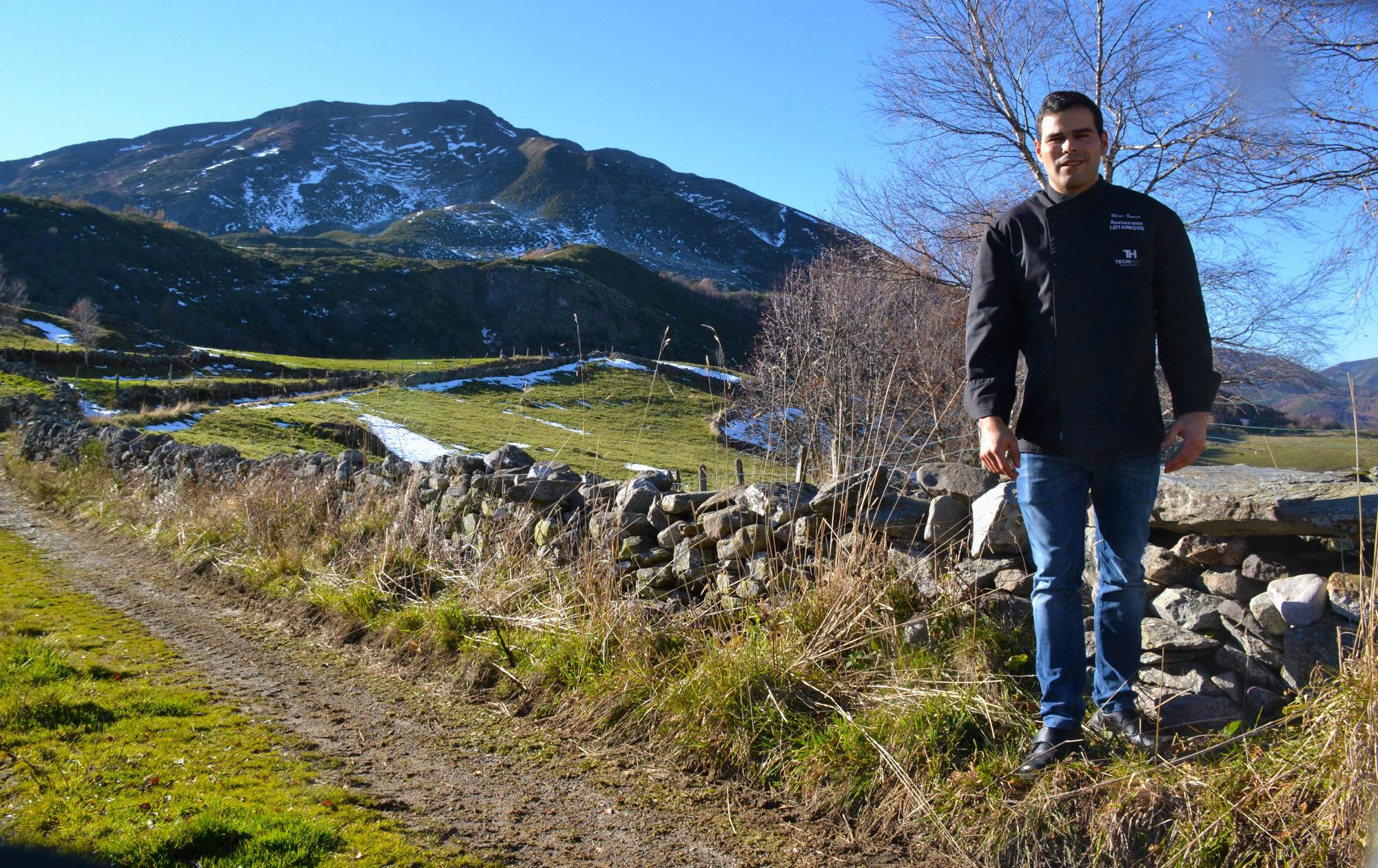 Héctor Cosmen, en una imagen tomada hace unos días, antes de que empezar a nevar, con el Cueto de Arbas a su espalda. 