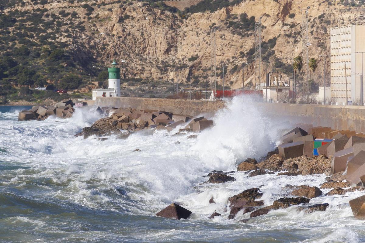Fuerte oleaje ayer, 27 de enero, en Cartagena