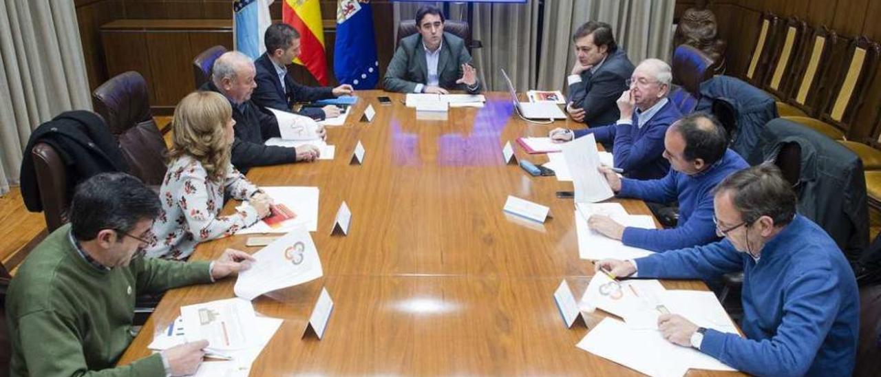 Reunión en la Diputación con representantes de los siete concellos limítrofes y que conforman el espacio metropolitano de Ourense. // FdV