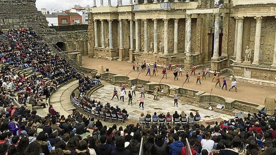 La lluvia no puede con el inicio del festival juvenil de teatro grecolatino