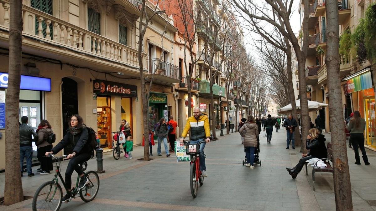 La calle de Rogent, uno de los ejes tradicionales que están en la zona afectada por el plan del consistorio.