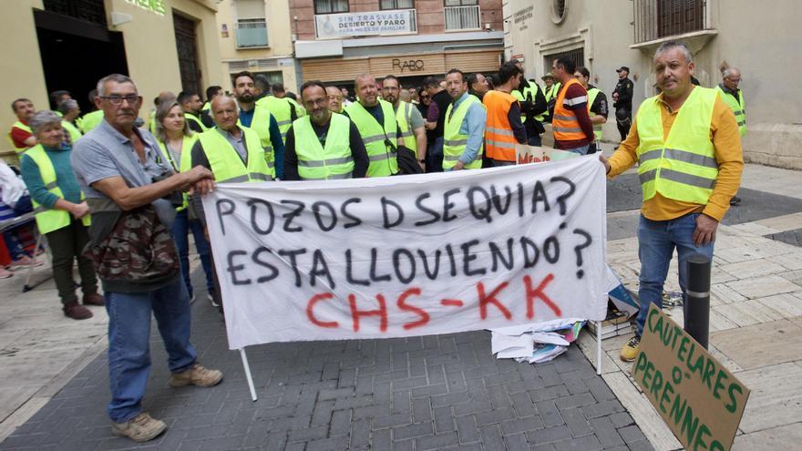 La burocracia lleva a un centenar de agricultores a protestar frente a la CHS