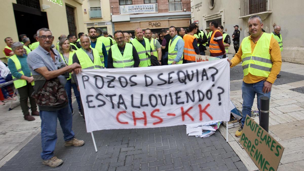 Un grupo de agricultores protesta en la puerta de la CHS.