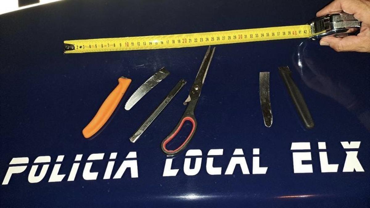 Cuchillos y tijeras intervenidos por la Policía Local en el domicilio donde se produjo la pelea entre ambos compañeros de piso.