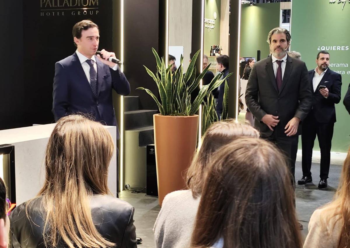 Abel Matutes interviene en la presentación de Palladium en Fitur. A la derecha, Jesús Sobrino. | J.M.L.ROMERO