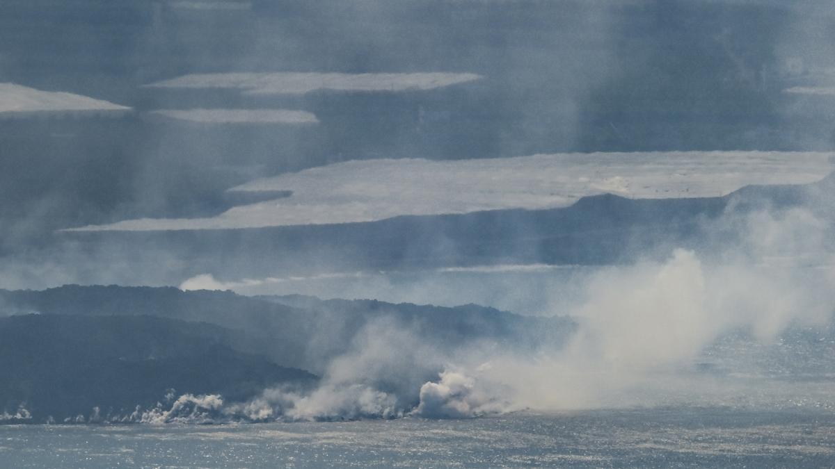 La lava de la erupción volcánica de La Palma cae al mar