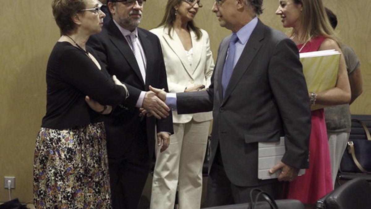 Montoro saluda a Martínez Aguayo poco antes de abandonar la reunión del CPFF.