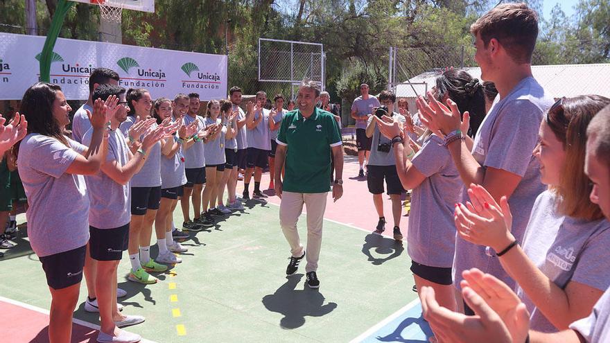 Luis Casimiro, accediendo a las pistas donde le esperaba el primer turno del Campus de la Fundación Unicaja.