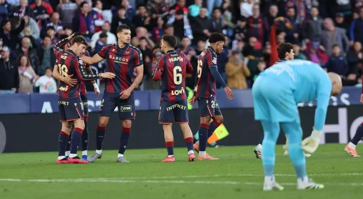 Los jugadores del Levante UD celebran un gol de Losada en el Ciutat de València. | EDUARDO RIPOLL