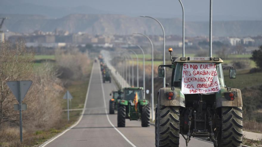 Decenas de tractores durante una jornada de protestas de los ganaderos y agricultores para pedir mejoras en el sector. SOCIEDAD Verónica Lacasa - Europa Press