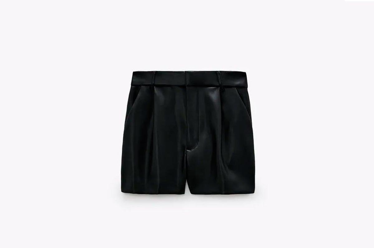 Shorts negros de efecto piel de Zara. (Precio: 19,95 euros)