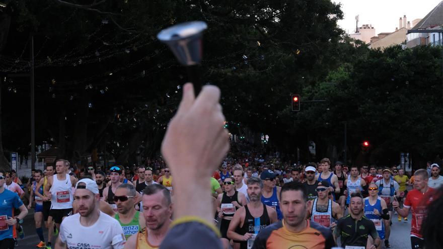 La Maratón llena de corredores y de colorido las calles de Málaga