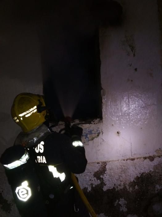 Muere en un incendio en una casa cueva en Gáldar