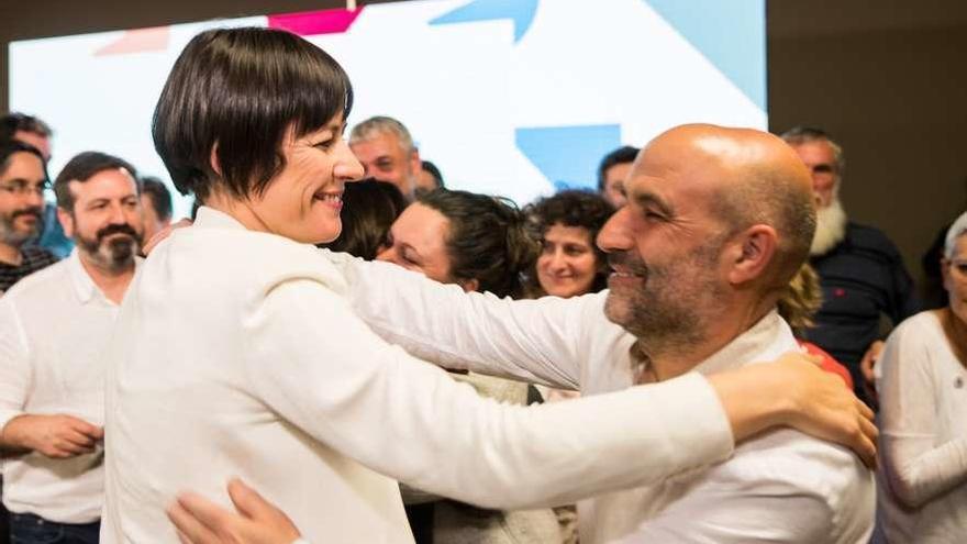 Ana Pontón abraza al candidato por A Coruña del BNG Néstor Rego, ayer en Santiago. // Óscar Corral