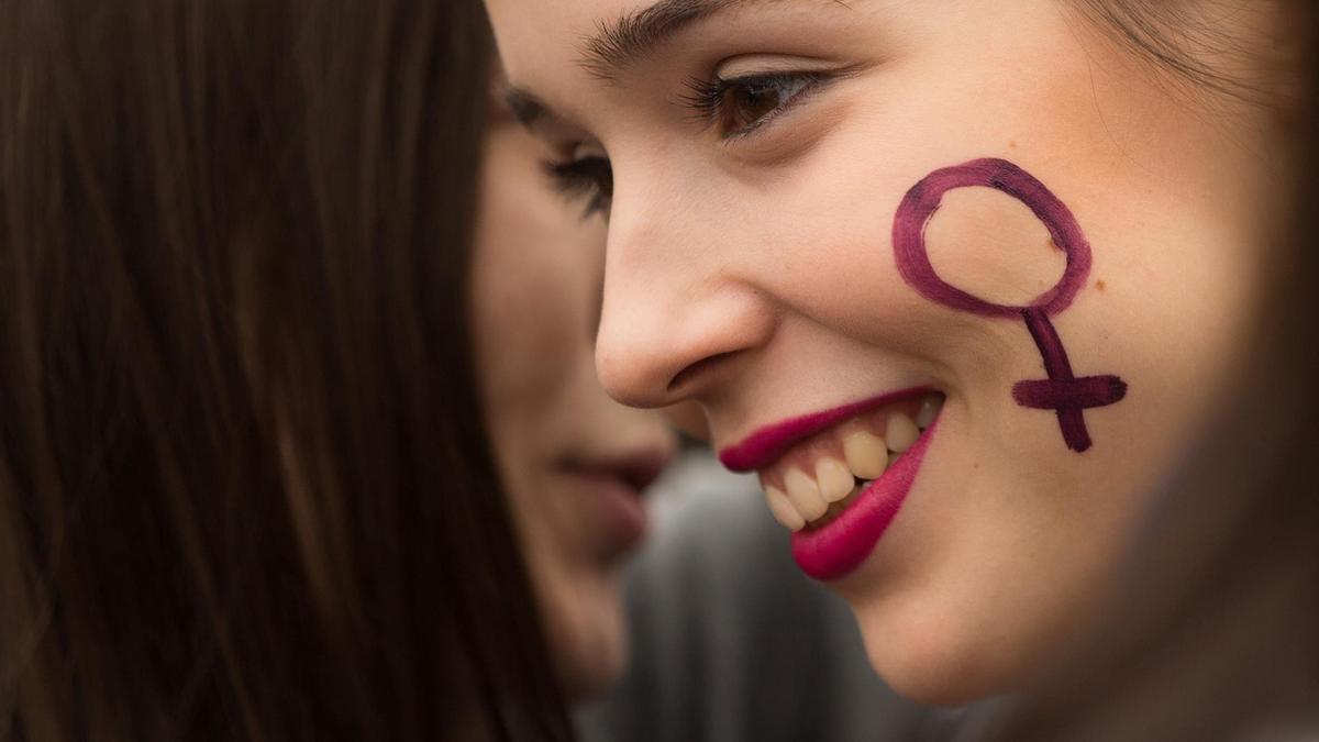 Una joven en una manifestación feminista en Barcelona.