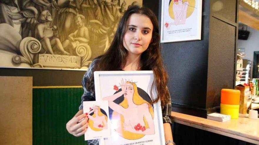 La artista Nazareth Dos Santos con una de las postales y una ilustración en sus manos.