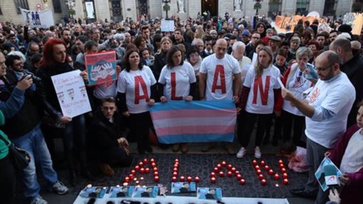 Concentración en recuerdo de Alan, en la plaza de Sant Jaume, en diciembre del 2015.