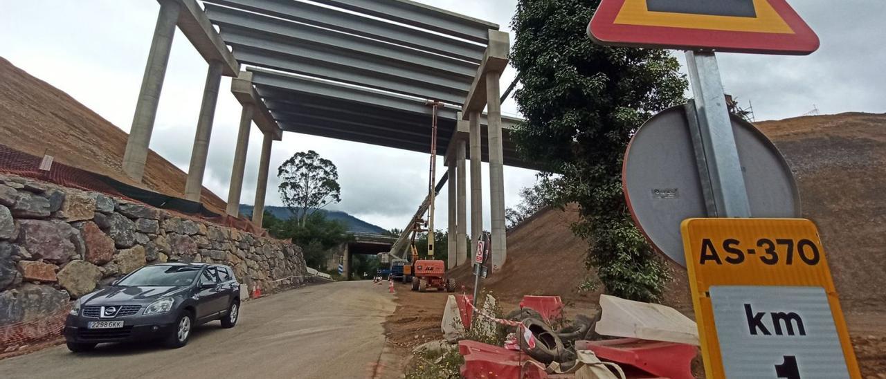 Avance de las obras de reconstrucción del puente de La Barrosa, en Salas. | S. Arias