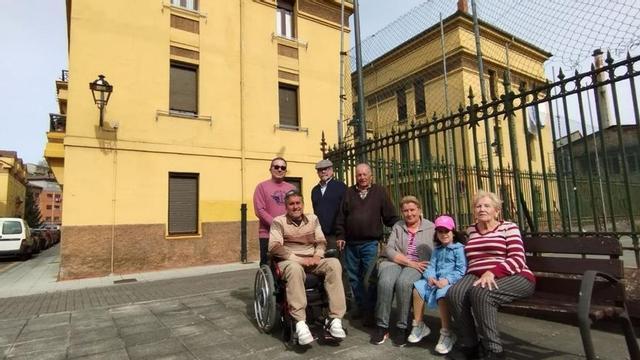 Un grupo de vecinos en el barrio Urquijo. | M. Á. G.