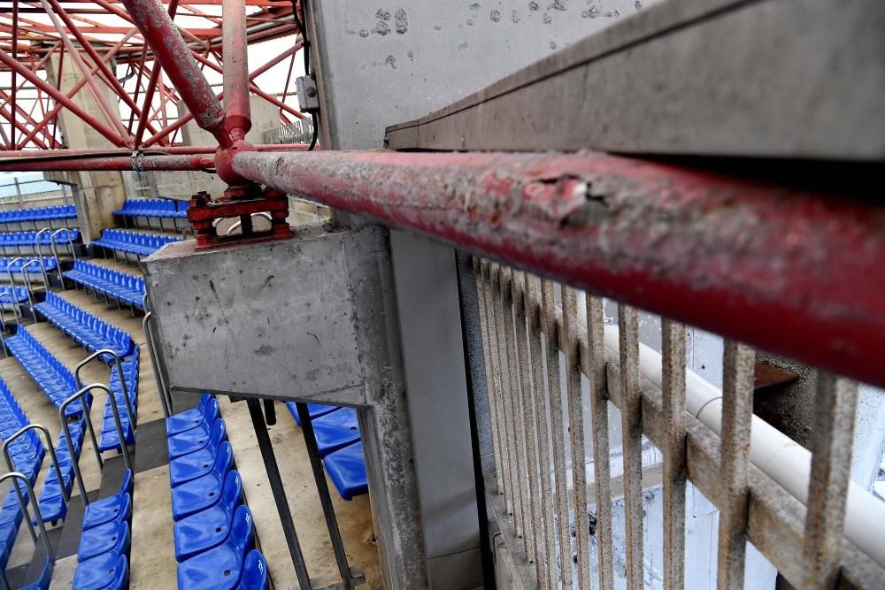 Daños en la cubierta del estadio de Riazor por el fuerte temporal de viento en A Coruña.