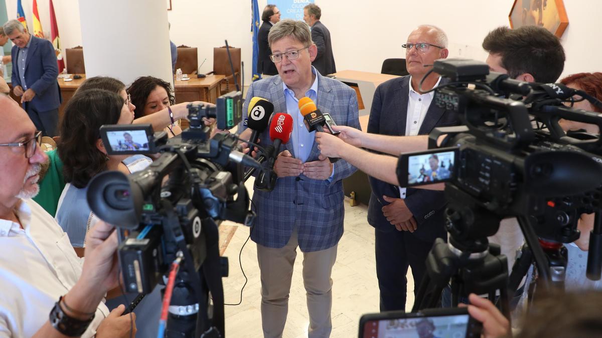 Ximo Puig atiende a los periodistas en Dénia