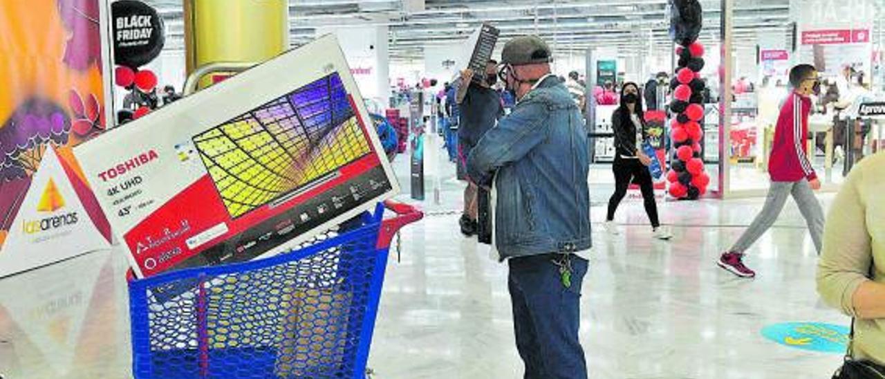 Compras en el ‘Black Friday’ del pasado noviembre, en un centro comercial.