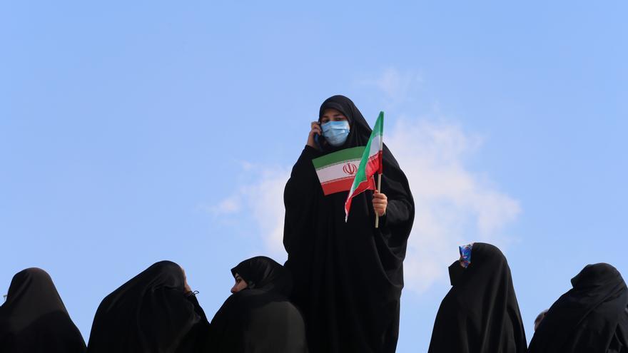 Mujeres con velo durante el 44 aniversario de la revolución islámica en Irán.
