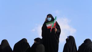 Archivo - Mujeres con velo durante el 44 aniversario de la revoluicón islámica en Irán.