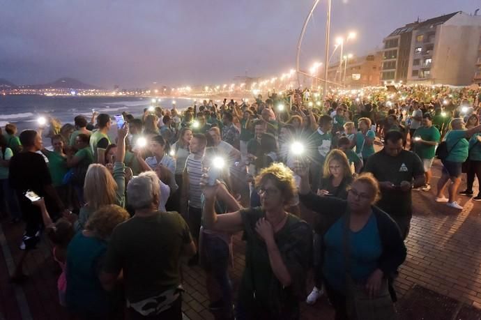 23-08-2019 LAS PALMAS DE GRAN CANARIA. Cadena humana en el paseo de Las Canteras contra el incendio  | 23/08/2019 | Fotógrafo: Andrés Cruz