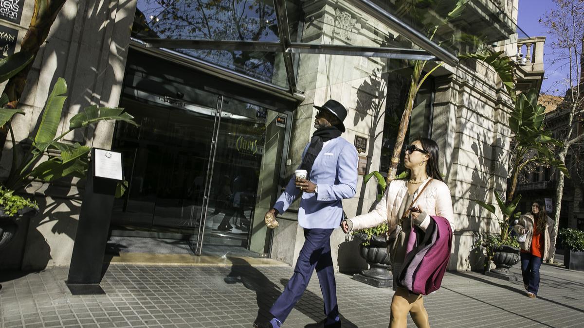 Unos turistas frente al Hotel Claris, en Barcelona.