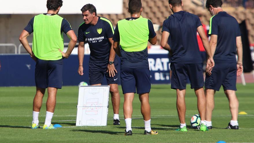 Míchel, durante un entrenamiento reciente en el Estadio de Atletismo junto con sus jugadores.