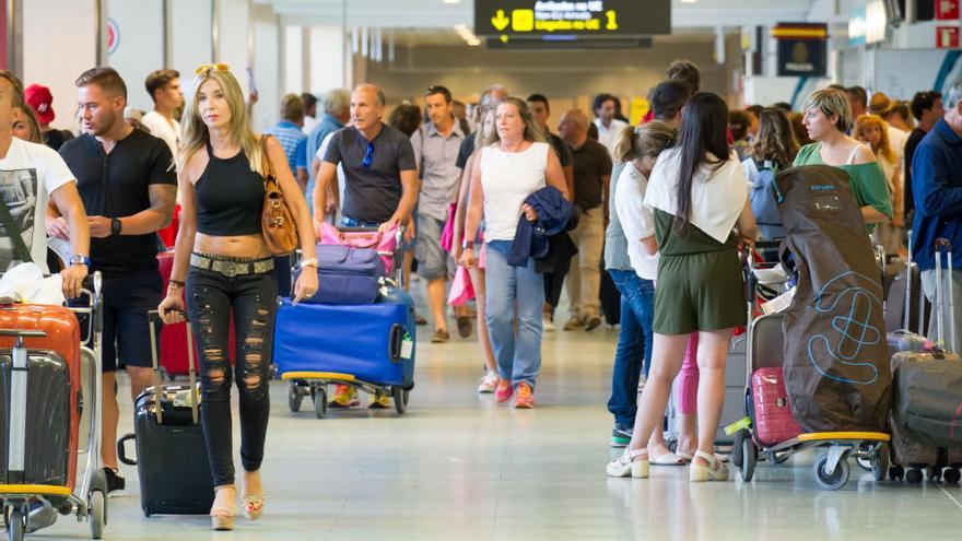 Pasajeros en la terminal de Ibiza.