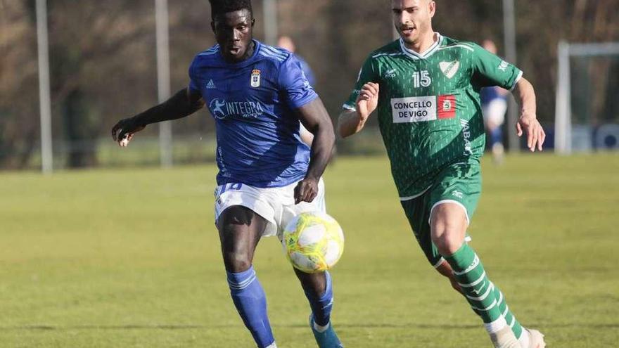 Lucas Puime trata de controlar el balón, en el partido disputado ayer en El Requexón. // Miki López