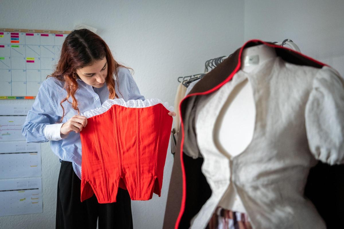 La diseñadora con piezas de su nueva colección