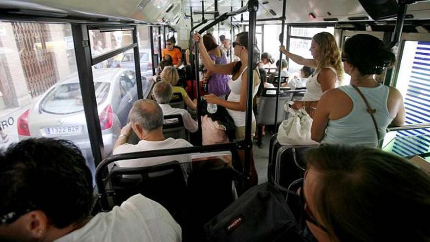 Usuarios en el interior de un autobús del transporte metropolitano.