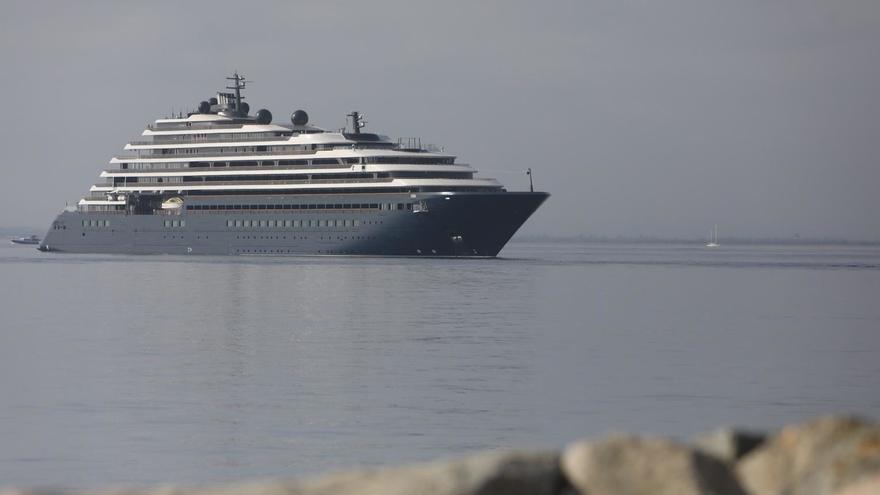 El port de Roses rep l&#039;escala inaugural del creuer Evrima amb 272 turistes