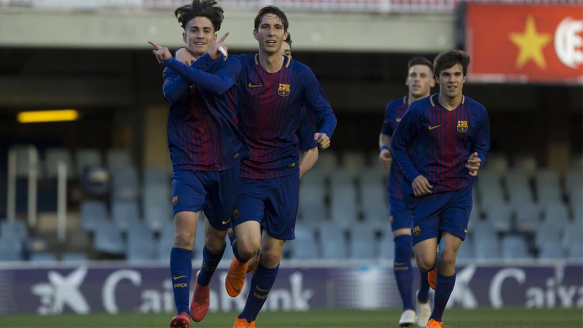 Collado y Miranda celebrando el segundo gol bajo la mirada de Riqui Puig